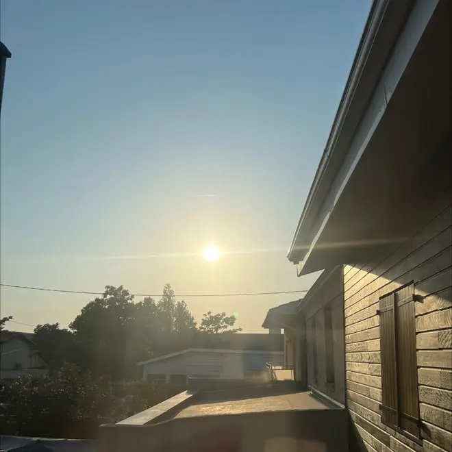 Un soleil bas entre deux maisons, en bout de rue