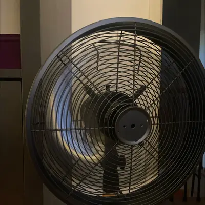 Un reflet capté sur une vitre
