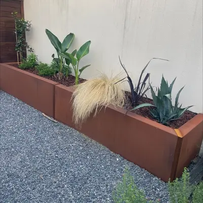 Une bordure de métal rouillé dans un jardin
