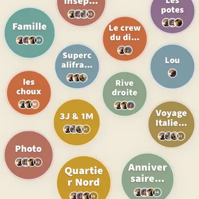 Une plume posée au sol