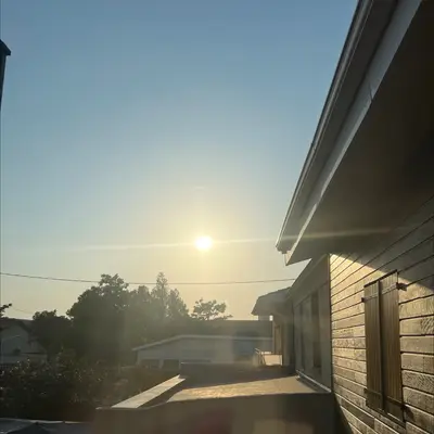 Un soleil bas entre deux maisons, en bout de rue