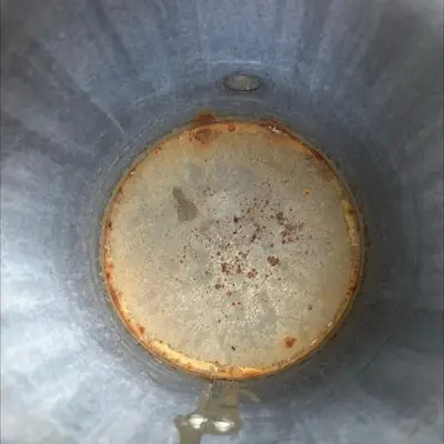 Le fond rouillé d'une casserole