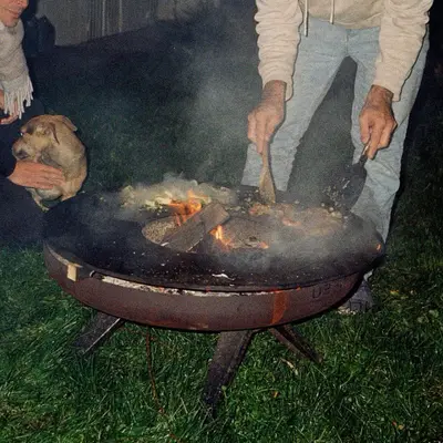 Un brasero de jardin en pleine cuisson
