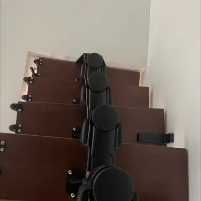 Un escalier intérieur en bois