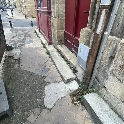 Une ruelle pavée entre deux murs
